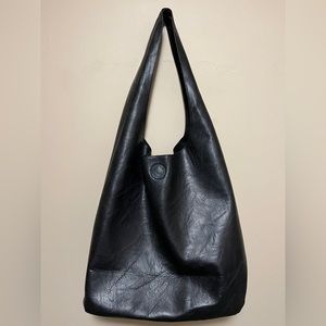 Faux leather hobo bag. 🖤